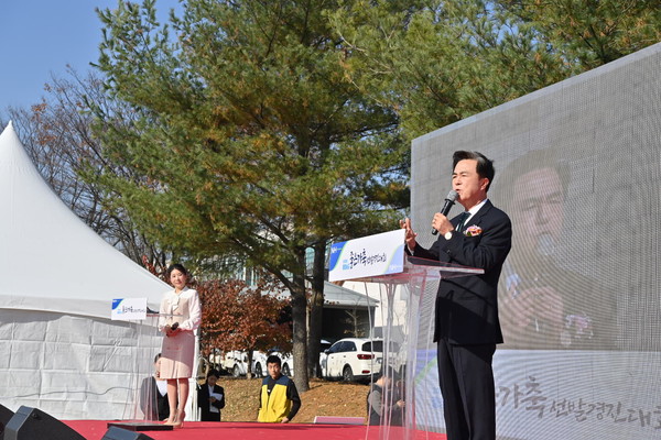 김태흠 충남도지사가 19일 예산군 도 농업기술원에서 열린 ‘좋은 가축 선발 경진대회’에서 축산농가를 격려하며 인사말을 하고 있다.@충청남도