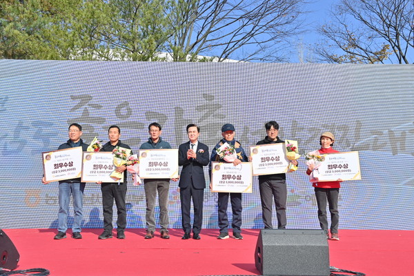 김태흠 충남도지사가 한우·젖소 부문별 최우수 수상자들과 함께 기념 촬영을 하고 있다.@충청남도