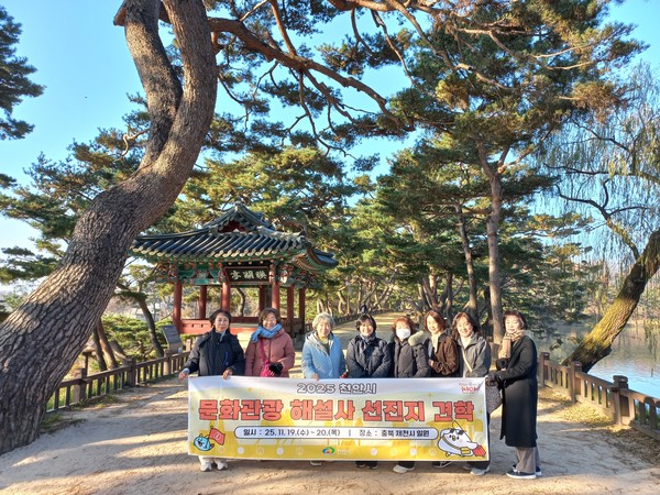 천안시 문화관광해설사가 충북 제천을 방문해 대표 관광지와 제천 시티투어 프로그램을 살펴보고 기념촬영을 하고 있다. @천안시