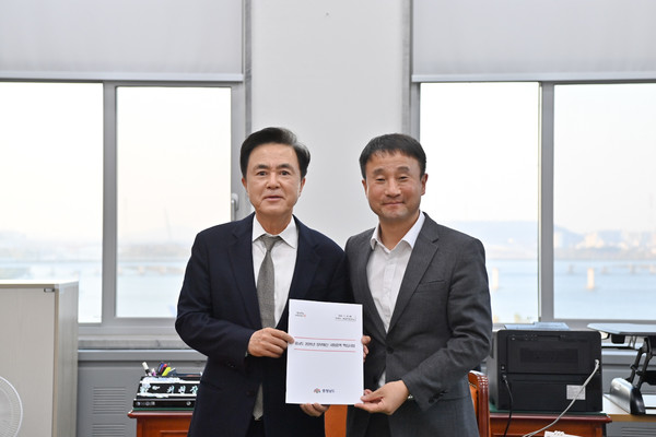 김태흠 충남도지사가 국회에서 예산결산특별위원회 관계자에게 충남 핵심사업 건의서를 전달하고 있다. @충청남도