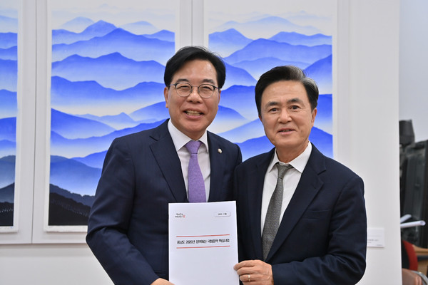 김태흠 충남도지사가 국회 방문 중 여당 지도부 인사와 함께 충남 핵심사업 건의서를 들고 기념촬영을 하고 있다. @충청남도