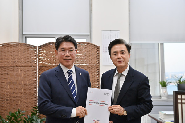 충남도 핵심사업 설명을 위해 국회의원과 면담을 진행한 김태흠 지사. @충청남도