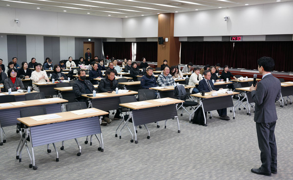 교육에 참여한 시군 사회복지 담당 공무원과 명예사회복지공무원들이 강의를 듣고 있다. @충청남도