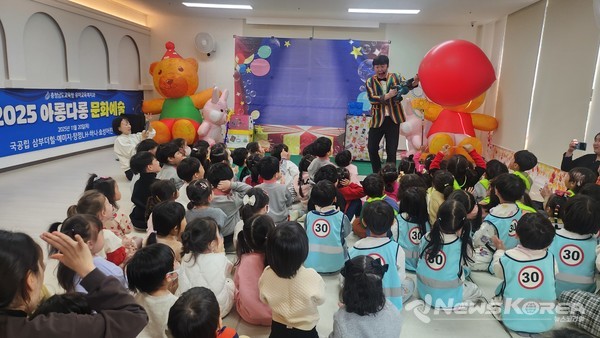 ▲ 커다란 풍선을 활용한 ‘풍선 인간’ 퍼포먼스를 선보이는 마술사. 순간적으로 변화하는 장면에 아이들은 박수와 환호를 쏟아내며 공연에 몰입했다. @국공립 하나어린이집