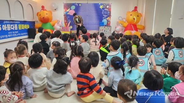 ▲ 매직버블쇼 공연에서 마술사가 아이들 앞에서 손수건 변환 마술을 선보이고 있다. 공연을 지켜보는 원아들은 눈을 반짝이며 놀라움과 호기심을 드러냈다. @국공립 하나어린이집