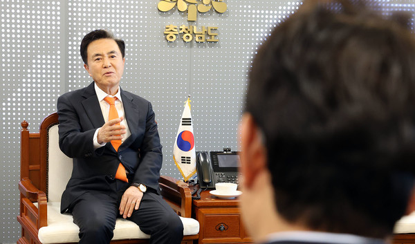 김태흠 지사가 노인 교통안전 지원 취지를 설명하며 참석자들과 의견을 나누고 있다. @충청남도