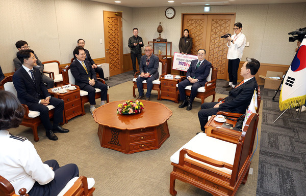 도청 접견실에서 한문철TV와 DB손해보험이 충남도에 노인 교통안전물품을 기부하며 간담회를 진행하고 있다. @충청남도