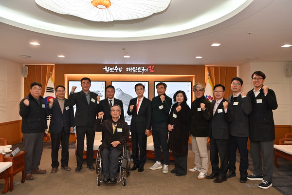 김태흠 충남도지사가 충남사회복지사협회 관계자들과 기념촬영을 하고 있다. @충청남도