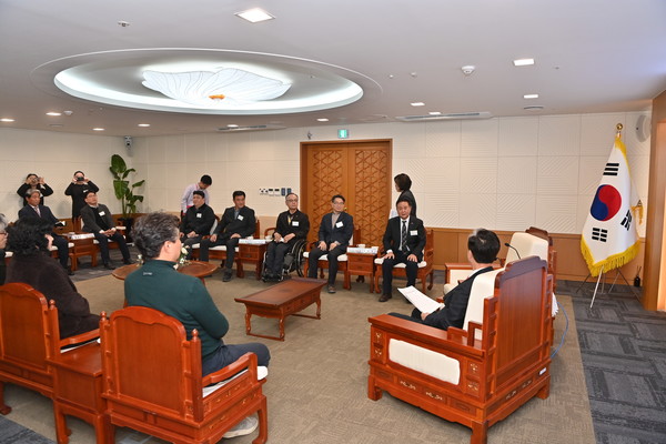 도청 상황실에서 사회복지사협회 관계자 간담회가 진행되고 있다. @충청남도