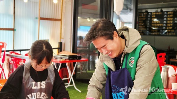 아이들과 함께 웃으며 김치를 버무리는 오강현 의원. 따뜻한 분위기가 행사장을 채우고 있다. @뉴스코리아 최신 기자