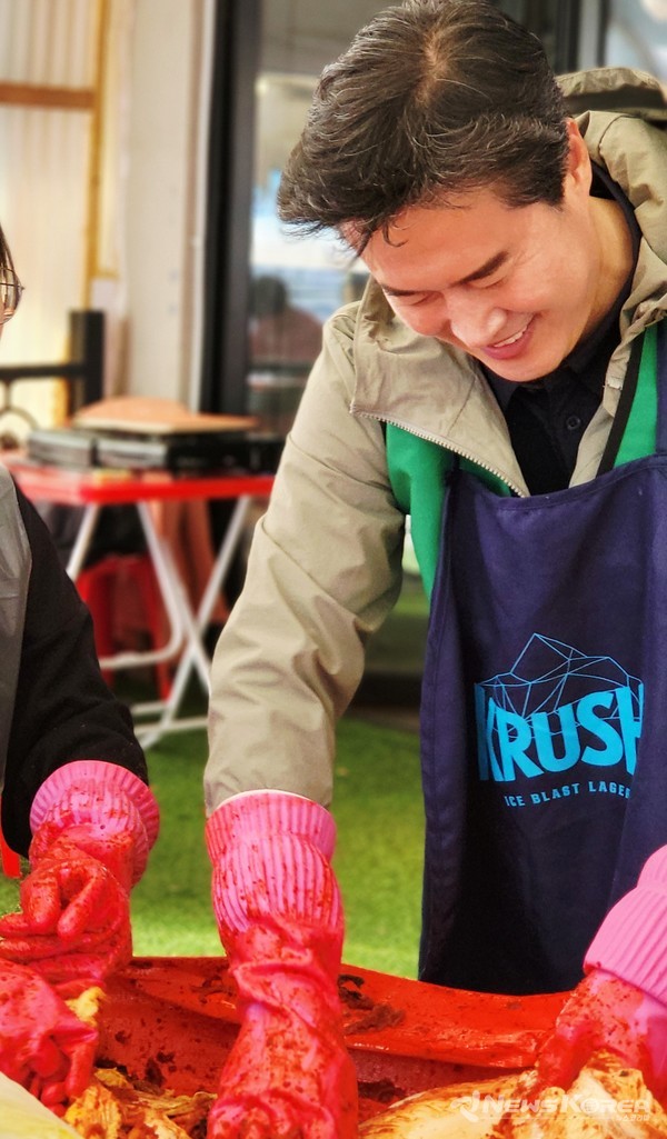 김치 양념을 정성껏 버무리고 있는 오강현 의원 @뉴스코리아 최신 기자