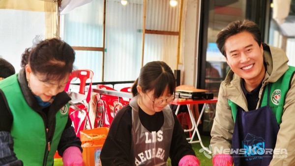 힐링봉사단 관계자와 어린이, 오강현 의원이 나란히 김장 재료를 버무리며 협력하는 장면. @뉴스코리아 최신 기자