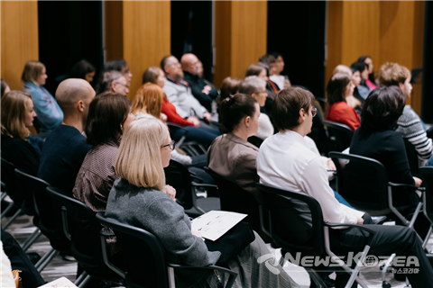 @연주를 경청중인 관객들 주체코대한민국대사관 문화홍보관