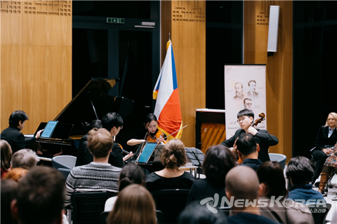 아르코앙상블 연주 모습 @주체코대한민국대사관 문화홍보관