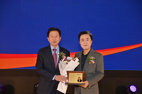 한마음축제에서 공로자에게 표창장과 감사패가 전달되고 있다. @충청남도