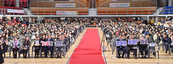 22일 예산 윤봉길체육관에서 열린 ‘제1회 충남 장기요양인 한마음축제’에 도내 장기요양요원 1500여 명이 참석해 행사를 함께하고 있다. @충청남도
