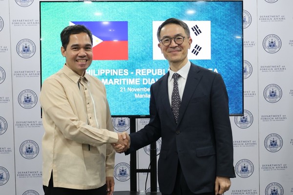이동기 외교부 아세안 국장과 임마누엘 도나토 구즈만 필리핀 외교부 해양국 차관보 (@외교부