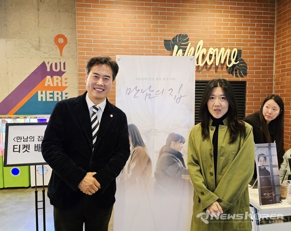 오강현 의원이 차정윤 감독과 함께  카메라 앞에 섰다.  @오강현 김포시의원