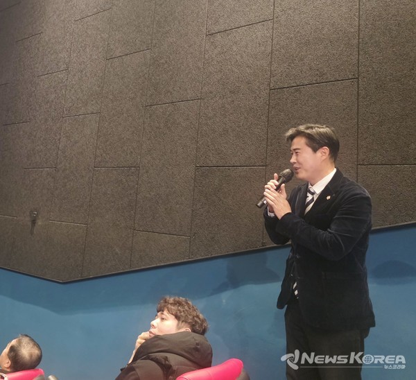 오강현 의원이 차정윤 감독의 장편 데뷔작 '만남의집' 상영회에서 축사를 하고 있다. @오강현 김포시의원