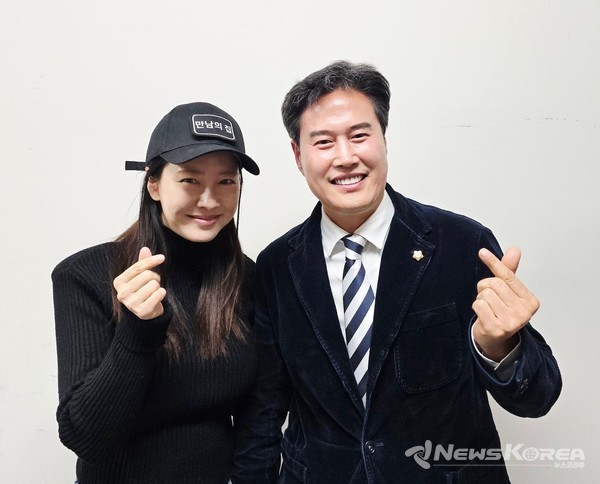 차정윤 감독의 장편 데뷔작 '만남의집' 상영회에서 오강현 의원이 기념촬영을 하고 있다.  @오강현 김포시의원