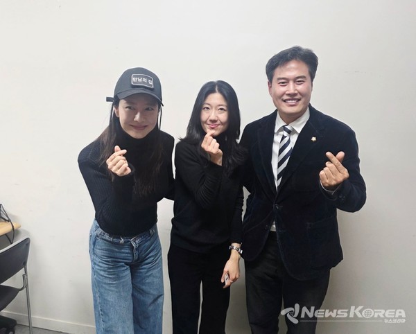 차정윤 감독의 장편 데뷔작 '만남의집' 상영회에서  오강현 의원이 기념촬영을 하고 있다. @오강현 의원