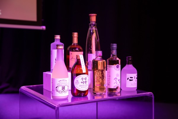 베를린 행사장에 전시된 충남 전통주 제품들. 금산인삼주, 예산사과와인 등 도내 8개 양조장 제품 총 14종이 소개됐다. @충청남도
