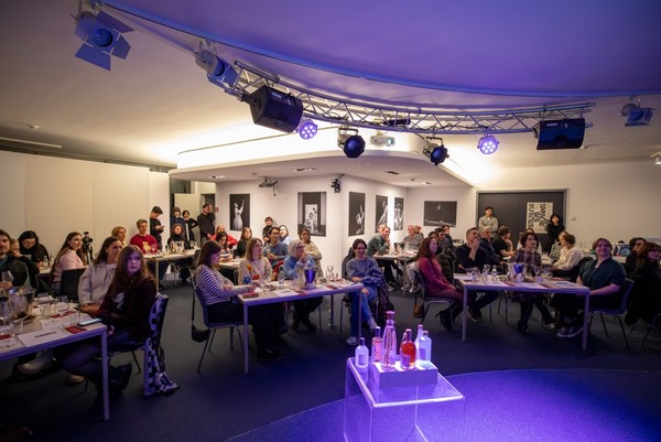 22일 베를린에서 열린 ‘김치의 날’ 연계 행사에서 현지 참가자들이 충남 전통주 소개 프로그램을 경청하고 있다. @충청남도