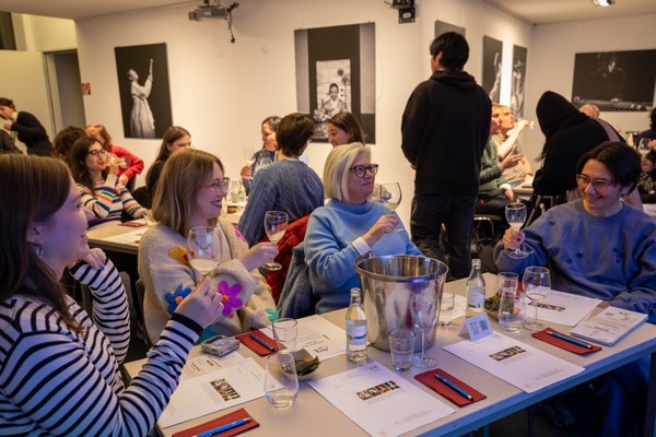 충남술 시음회에 참여한 현지 소비자들이 제품을 직접 맛보며 의견을 나누고 있다. @충청남도