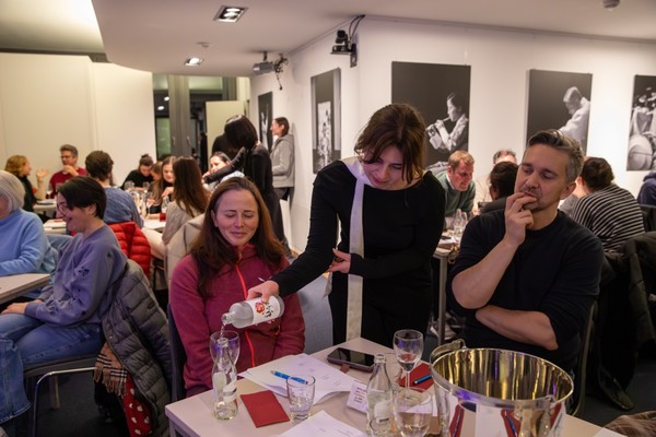 행사 관계자가 참가자에게 충남 전통주를 제공하고 있으며, 현지 소비자들이 맛과 향을 평가하고 있다. @충청남도