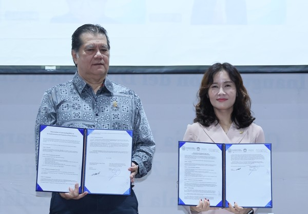 ㈔세계여성평화그룹(IWPG) 전나영 대표가 지난 21일 오전 9시(현지시각) UJAT 에두아르도 알다이 에르난데스 강당에서 열린 ‘제4회 국제 젠더 연구 및 폭력 예방 학제 간 대회’ 개막식에서 멕시코 타바스코 후아레스 자치대학교(UJAT)로부터 평화문화증진상을 받았다. 사진은 현지를 찾은 IWPG 글로벌 10국 유민숙(자스민) 국제협력부장이 전 대표의 상을 대리 수상하는 모습.  @IWPG 글로벌10국