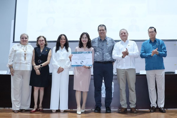 유민숙 IWPG 글로벌 10국 국제협력부장과 기예르모 나르바에스 오소리오 UJAT 총장이 평화교육 협력을 위한 양해각서(MOU)를 체결하고 있다. @IWPG 글로벌10국