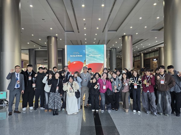 충남도립대학교 호텔조리제빵학과 재학생들이 ‘2025 서울 카페쇼’가 열린 서울 코엑스 현장에서 단체 기념촬영을 하고 있다. @충남도립대학교