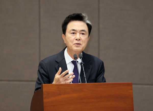 충남도지사가 도의회 도정질문에서 발언하며 돔구장 추진 필요성을 설명하고 있다. @충청남도