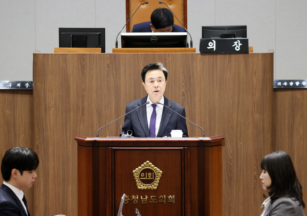 도정질문에 참석한 충남도지사가 정책 방향을 설명하고 있다. @충청남도