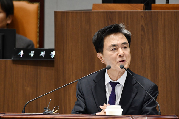 충남도지사가 본회의장에서 의원 질의에 답변하고 있다. @충청남도