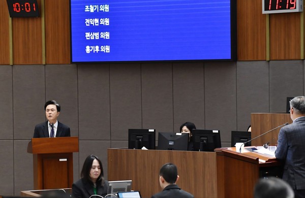 충남도지사가 복합 돔구장 추진 방안을 설명하며 의원 질의에 답하고 있다. @충청남도