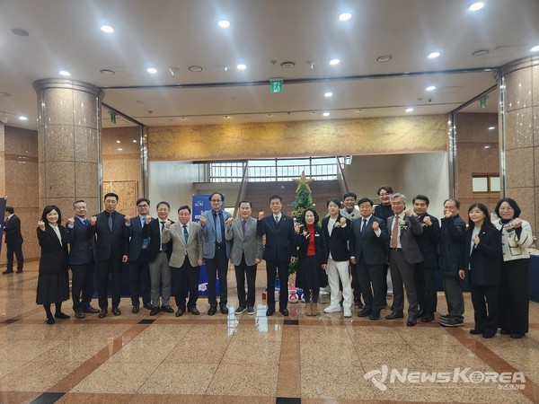 충남 지역 초·중·고 학생들의 전인적 성장을 지원하기 위한 ‘관·산·학 지역사회 인성교육 협의회’를 공식 출범했다. @뉴스코리아 최신 기자