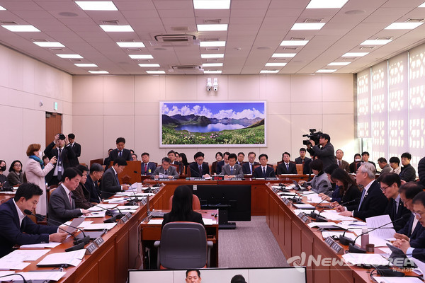 제429회(정기회) 국회 외교통일위원회 제6차 전체회의 – 2026년도 예산안 및 기금운용계획안 의결 @뉴스코리아 최신 기자