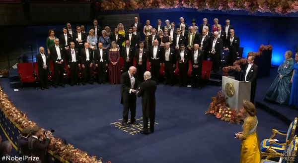 스웨덴 왕으로부터 상을 받고 있다. @Nobel Prize
