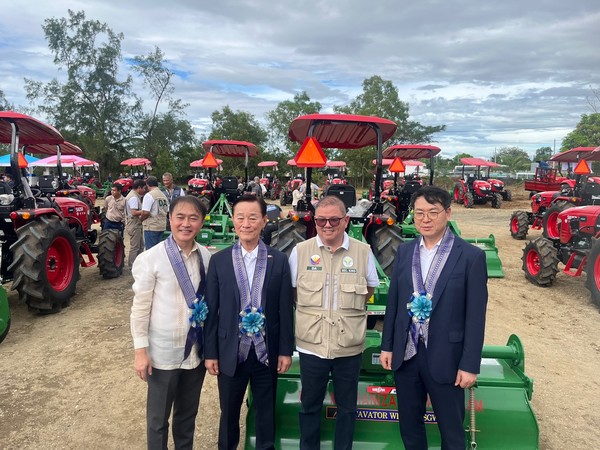 필리핀 착공식 사진1(왼쪽부터 이상화 필리핀대사, 김신길 농기계조합 이사장, 필리핀 농업부장관, 김정욱 농업혁신정책실장) @농림축산식품부