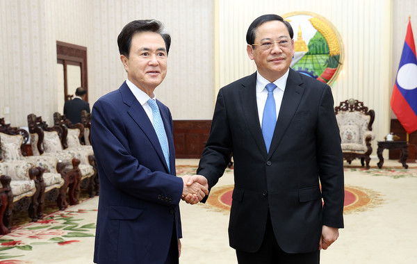 충남도–라오스 고위급 접견: 양측 대표가 총리실에서 공식 접견에 앞서 인사를 나누고 있다. @충청남도