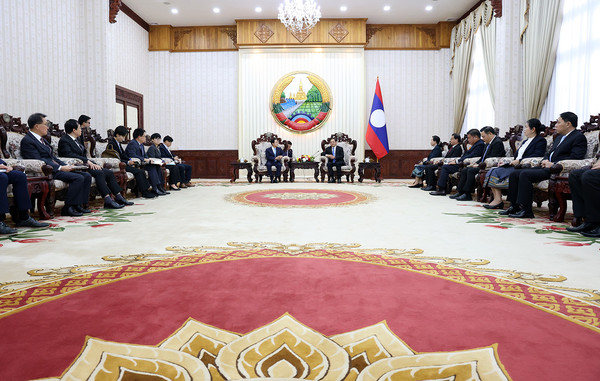 대표단 회의 전경: 양측 대표단이 참석한 가운데 회담이 진행되고 있다.@충청남도