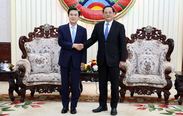 라오스 비엔티안 총리실에서 열린 공식 접견에서 충남도 대표와 라오스 총리가 교류협력 확대를 다짐하며 악수하고 있다. @충청남도