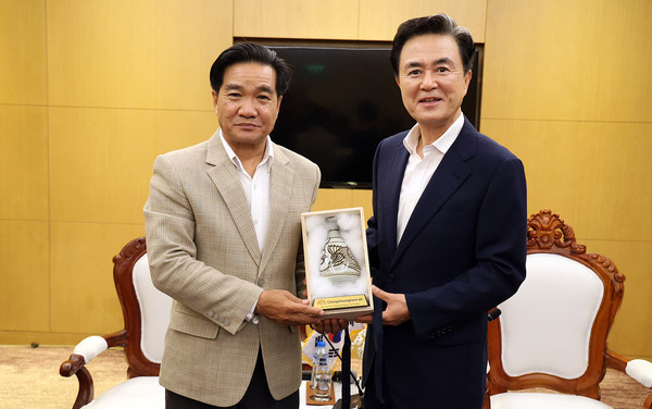 김태흠 충남도지사가 썬타누 탐마봉 보리캄사이주 주지사에게 기념품을 전달한 뒤 기념촬영을 하고 있다. @충청남도