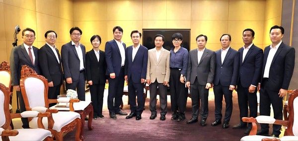 김태흠 충남도지사와 썬타누 탐마봉 보리캄사이주 주지사를 비롯한 양측 관계자들이 스마트농업 협력 논의 후 기념촬영을 하고 있다. @충청남도