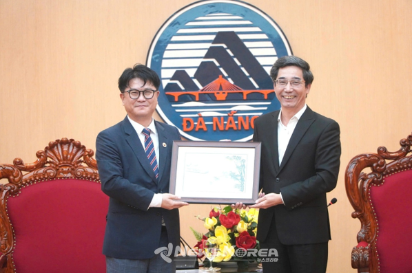 이종일 한-베 교류발전위원회 위원장(왼쪽)과 쩐 치 꾸엉 다낭시 부시장이 공식 면담 후 기념촬영을 하고 있다. @한-베 교류발전위원회