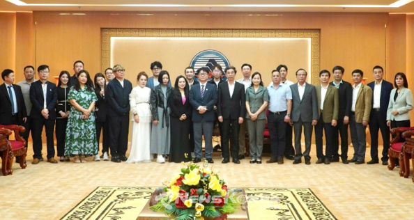 다낭시청에서 열린 공식 면담에서 쩐 치 꾸엉 다낭시 부시장과 한-베 교류발전위원회 및 한국 기업 대표단이 기념촬영을 하고 있다. @한-베 교류발전위원회남