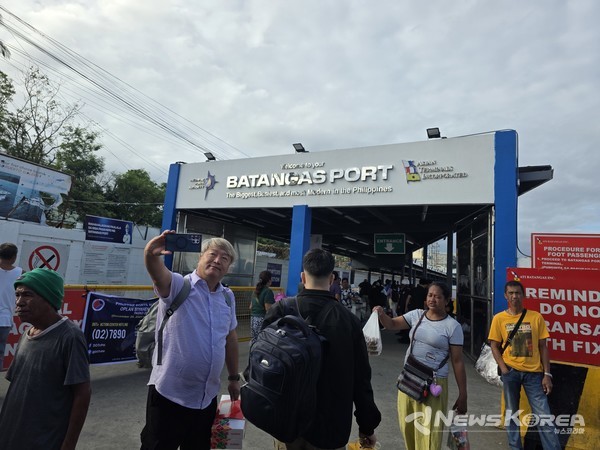 필리핀 한류문화관광총연합회 장한식 회장이 바탕가스 항구에서 출발전에 셀프촬영을 하고 있다. @뉴스코리아 최신 특파원