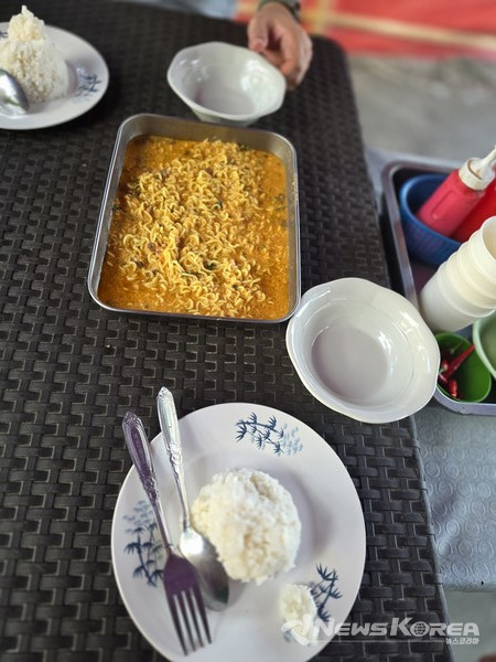 한국 라면과 밥 한공기가 전부이지만 이들에겐 이 음식도 하늘의 선물이었다. @뉴스코리아 최신 특파원
