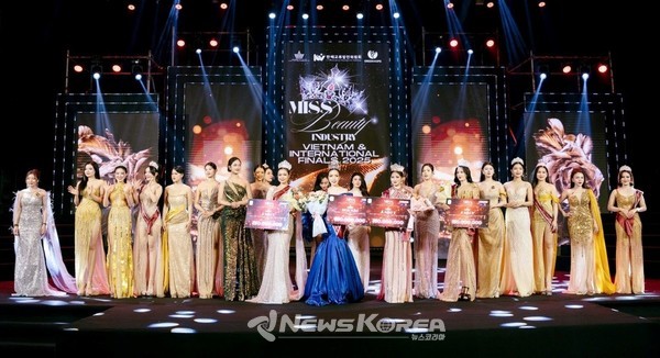 ‘2025 미스 뷰티 베트남·인터내셔널 2025’ 결선에 진출한 참가자들이 무대에 올라 시상식 종료 후 기념 촬영을 하고 있다. @한베교류발전위원회